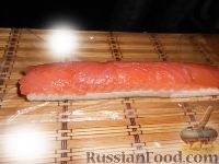 Фото приготовления рецепта: Урамаки-роллы с семгой и икрой мойвы - шаг №17
