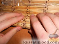 Фото приготовления рецепта: Урамаки-роллы с семгой и икрой мойвы - шаг №15