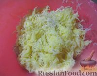Фото приготовления рецепта: Картофельные оладьи с зеленым луком, паприкой и мускатным орехом - шаг №1