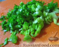 Фото приготовления рецепта: Картофельные оладьи с зеленым луком, паприкой и мускатным орехом - шаг №3