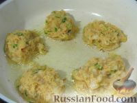 Фото приготовления рецепта: Картофельные оладьи с зеленым луком, паприкой и мускатным орехом - шаг №6