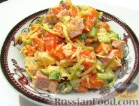 Фото к рецепту: Салат с ветчиной, овощами и сыром