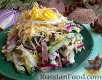 Фото приготовления рецепта: Пикантный салат с сердцем, сыром, огурцом - шаг №10