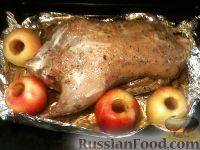 Фото приготовления рецепта: Утка, запеченная с яблоками - шаг №7