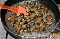 Фото приготовления рецепта: Салат из мидий с кальмарами - шаг №8