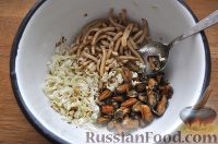 Фото приготовления рецепта: Салат из мидий с кальмарами - шаг №10