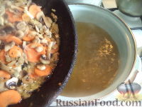 Фото приготовления рецепта: Грибной суп с вермишелью - шаг №9