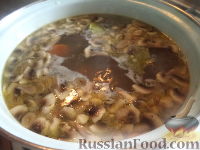 Фото приготовления рецепта: Грибной суп с вермишелью - шаг №10