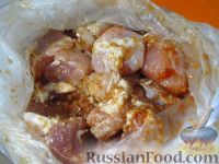 Фото приготовления рецепта: Шашлык из свиной шеи в луково-томатном маринаде - шаг №4