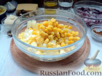 Фото приготовления рецепта: Салат с курицей и ананасом - шаг №9