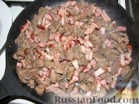 Фото приготовления рецепта: Теплый салат с куриной печенью и беконом - шаг №3