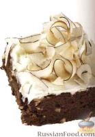 Фото к рецепту: Шоколадный пирог с орехами и сливочной глазурью