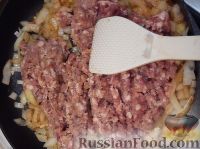 Фото приготовления рецепта: Свинина, запечённая с картошкой, грибами, белым соусом и сыром - шаг №20