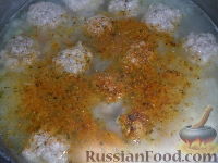 Фото приготовления рецепта: Сытный супчик с рисом и фрикадельками - шаг №7