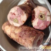Фото приготовления рецепта: Окрошка на квасе, со свининой, колбасой и базиликом - шаг №9
