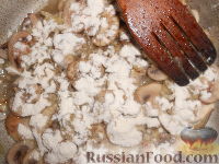 Фото приготовления рецепта: Шампиньоны в сметанном соусе - шаг №9