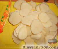 Фото приготовления рецепта: Картофель, тушенный с печенкой - шаг №3