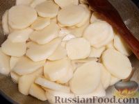 Фото приготовления рецепта: Картофель, тушенный с печенкой - шаг №6