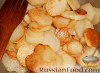 Фото приготовления рецепта: Картофель, тушенный с печенкой - шаг №7