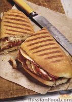 Фото к рецепту: Сэндвич с колбасой, грушей и сыром