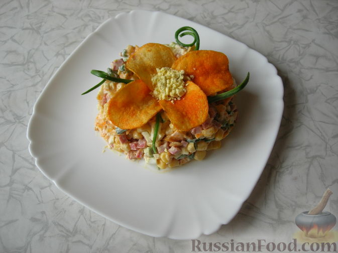 Салат «Роза» с копченой курицей, картофельным пюре и чипсами