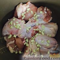 Фото приготовления рецепта: Слоёный салат с тунцом и оливками - шаг №1