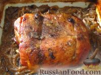 Фото к рецепту: Свиная шея, запеченная на луке
