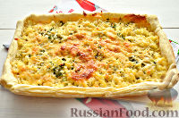 Фото приготовления рецепта: Открытый пирог с картофелем, зеленью и сыром - шаг №7