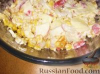 Фото к рецепту: Салат с крабовыми палочками и кукурузой