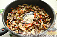 Фото приготовления рецепта: Азу со свининой и болгарским перцем - шаг №6