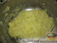 Фото приготовления рецепта: Картофельные пирожки с колбасками и зеленью - шаг №4