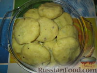 Фото приготовления рецепта: Картофельные пирожки с колбасками и зеленью - шаг №6