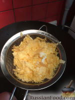 Фото приготовления рецепта: Жареный рис по-янчжоуски - шаг №9
