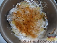 Фото приготовления рецепта: Запеченный картофель со сметаной (в мультиварке) - шаг №3