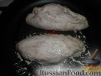 Фото приготовления рецепта: Куриная грудка с яйцом и грибами (в мультиварке) - шаг №7