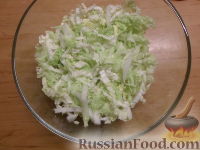 Фото приготовления рецепта: Овощной салат с яичными блинчиками - шаг №3