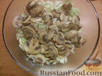 Фото приготовления рецепта: Овощной салат с яичными блинчиками - шаг №4