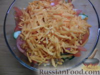 Фото приготовления рецепта: Овощной салат с яичными блинчиками - шаг №7