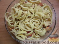 Фото приготовления рецепта: Овощной салат с яичными блинчиками - шаг №11