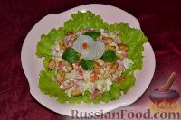 Фото к рецепту: Вкусный салат с ветчиной, сыром, помидорами и сухариками