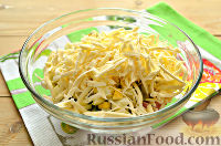 Фото приготовления рецепта: Салат «Нежность» с плавленым сыром и колбасой - шаг №4