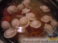 Фото приготовления рецепта: Суп с пельменями - шаг №5