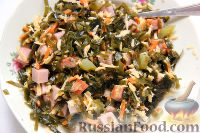 Фото приготовления рецепта: Теплый салат с морской капустой и макаронами - шаг №5