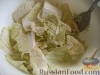 Фото приготовления рецепта: Салат из пекинской капусты - шаг №6