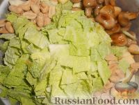 Фото приготовления рецепта: Салат с шампиньонами, апельсинами и арахисом - шаг №7