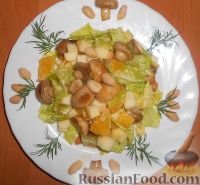 Фото приготовления рецепта: Салат с шампиньонами, апельсинами и арахисом - шаг №11