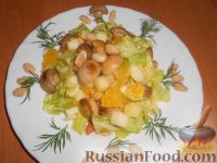 Фото к рецепту: Салат с шампиньонами, апельсинами и арахисом