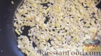 Фото приготовления рецепта: Тушёная капуста с брусникой - шаг №7