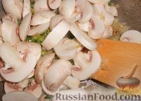 Фото приготовления рецепта: Овощной суп с грибами и черемшой - шаг №9
