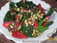 Фото приготовления рецепта: Салат из шпината и клубники - шаг №5